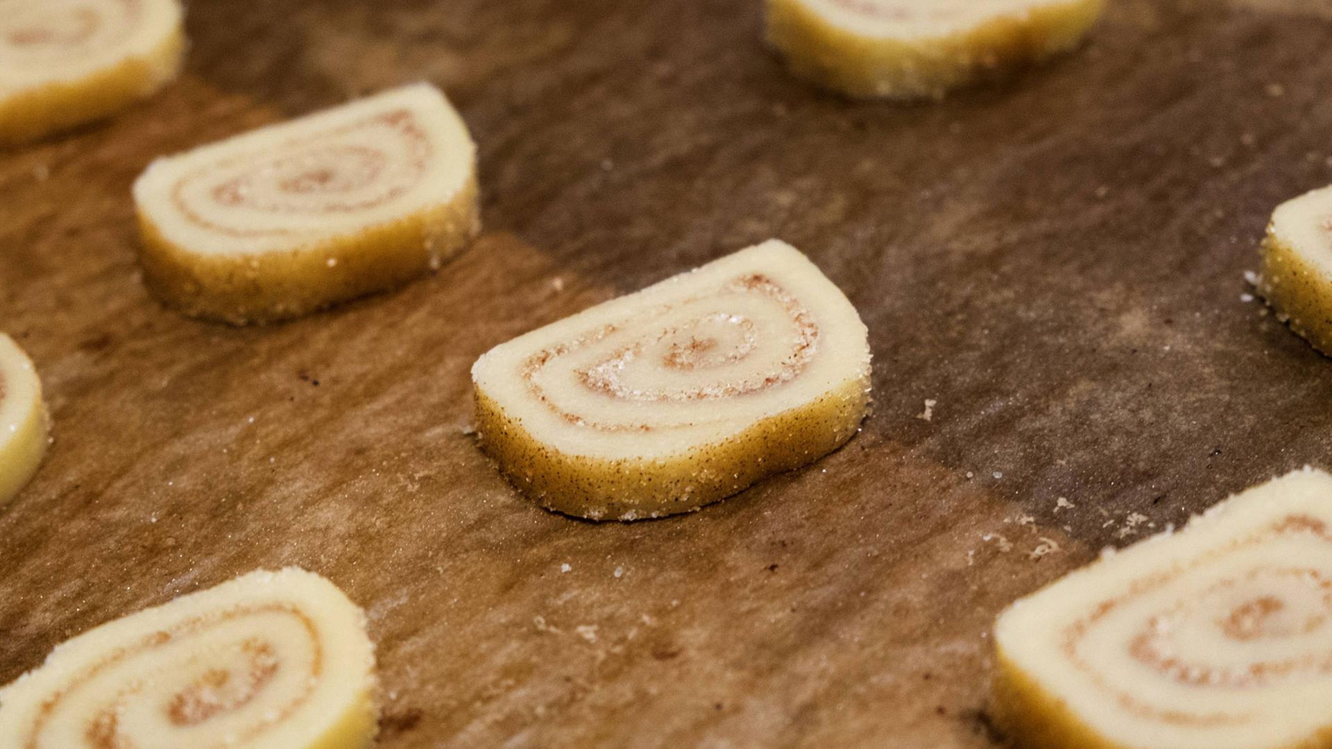Zimtplätzchen liegen auf einer Küchenarbeitsplatte, bevor sie im Ofen gebacken werden. Zimtplätzchen liegen auf einer Küchenarbeitsplatte, bevor sie im Ofen gebacken werden.