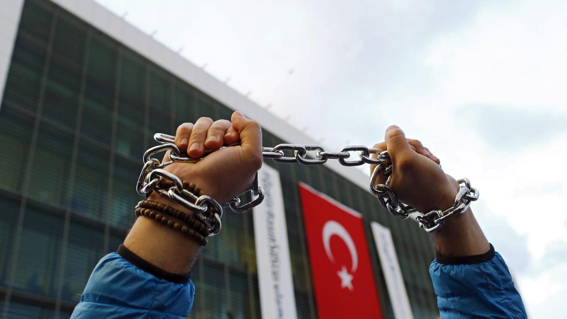 Proteste gegen eingeschränkte Menschenrechte vor dem "Zaman"-Gebäude Proteste gegen eingeschränkte Menschenrechte vor dem "Zaman"-Gebäude
