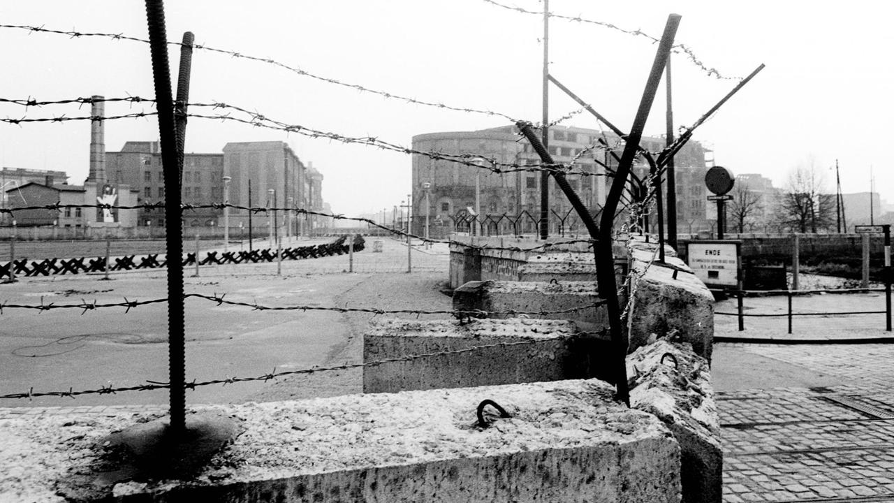Berliner Mauer mit Stacheldraht am Potsdamer Platz am 30. September 1961