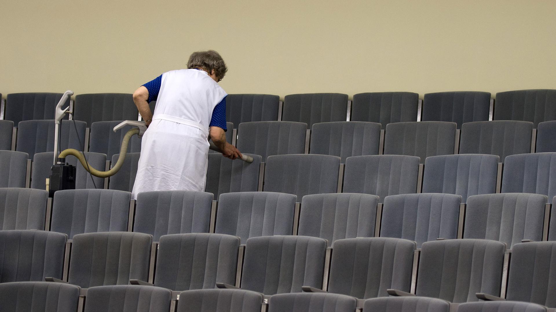 Eine Mitarbeiterin des Theaters in Meißen (Sachsen) reinigt mit einem Staubsauger die Sitze im Zuschauersaal des Theaters. Eine Mitarbeiterin des Theaters in Meißen (Sachsen) reinigt mit einem Staubsauger die Sitze im Zuschauersaal des Theaters.