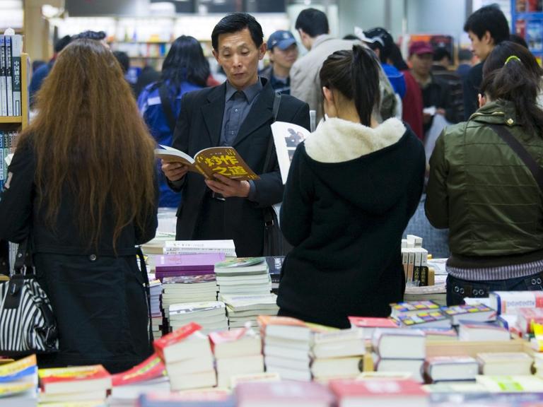 Leserinnen und Leser in einer Buchhandlung in Peking