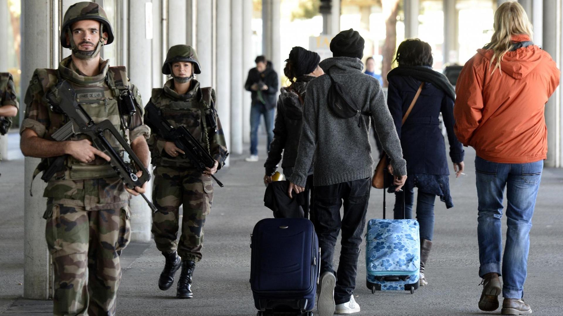 Soldaten am Flughafen Mérignac im Südwesten Frankreichs. Soldaten am Flughafen Mérignac im Südwesten Frankreichs.