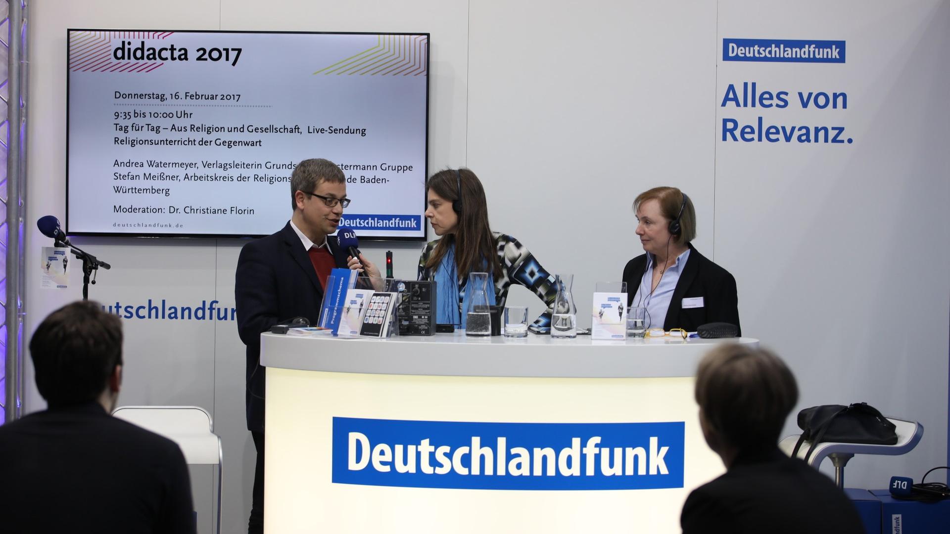 Tag für Tag live auf der Didacta 2017 in Stuttgart. Christiane Florin im Gespräch mit Gästen am Stand des Deutschlandfunks: Andrea Watermeyer, Westermann Verlagsgruppe und Stefan Meißner, Arbeitskreis der Religionslehrer in Baden-Württemberg.