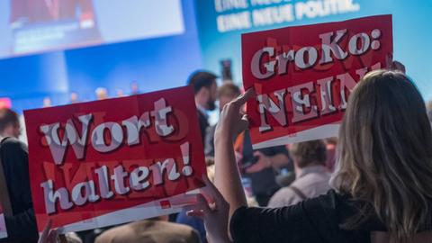 Auf dem außerordentlichen Bundesparteitag der SPD im World Conference Center Bonn im Januar 2018 halten Gegner der Großen Koalition Schilder hoch, auf denen "Groko Nein!" steht.