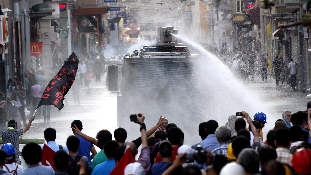 Die Istanbuler Polizei setzte Wasserwerfer gegen Demonstranten ein. Die Istanbuler Polizei setzte Wasserwerfer gegen Demonstranten ein.