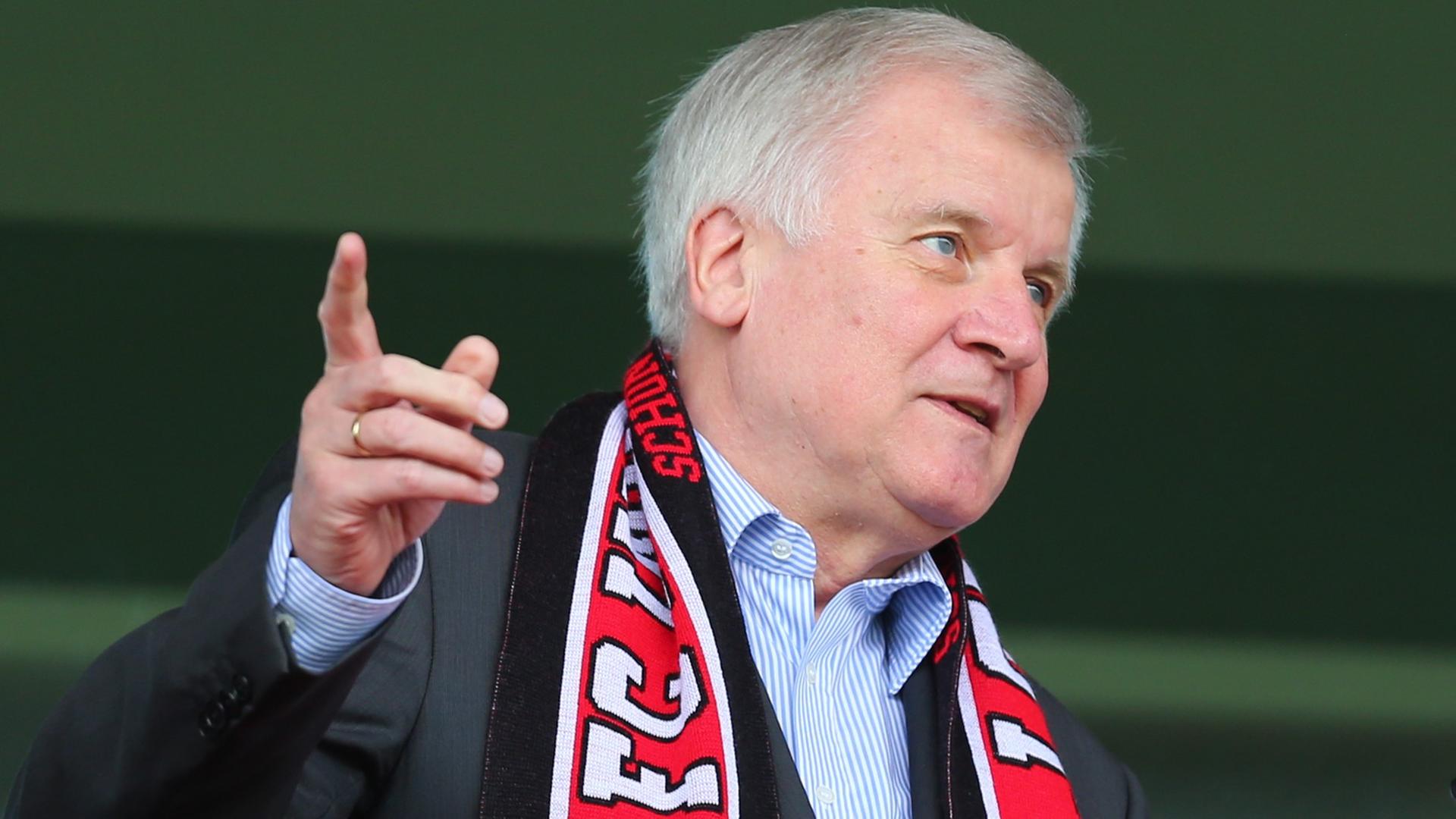 Bundesinnenminister Horst Seehofer mit einem Fanschal Bundesinnenminister Horst Seehofer mit einem Fanschal