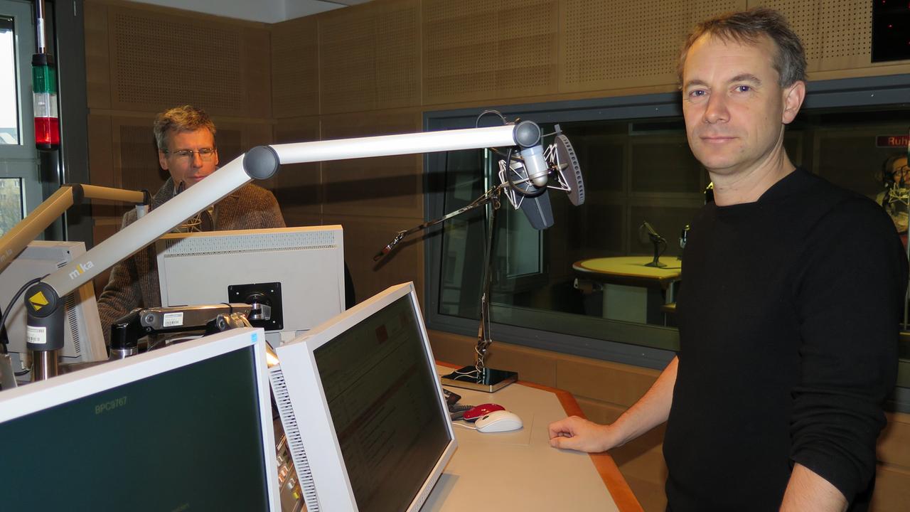 Jo Lendle, Leiter des Carl Hanser Verlags, in der Sendung "Lesart" im Deutschlandradio Kultur