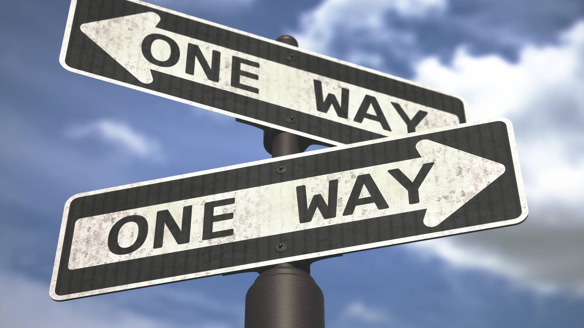 Zwei Schilder mit der Aufschrift "One Way" zeigen in entgegengesetzte Richtungen Zwei Schilder mit der Aufschrift "One Way" zeigen in entgegengesetzte Richtungen