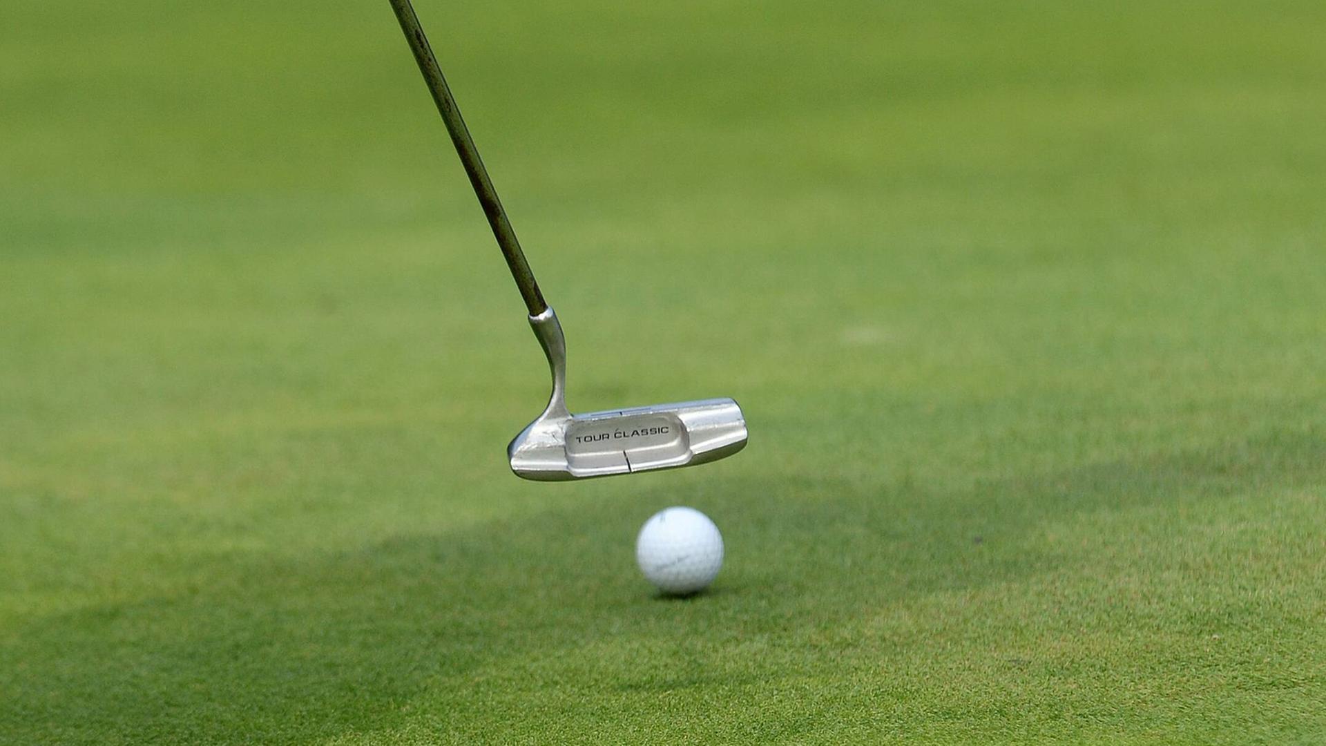 Golfschläger und Ball auf grünem Rasen Golfschläger und Ball auf grünem Rasen
