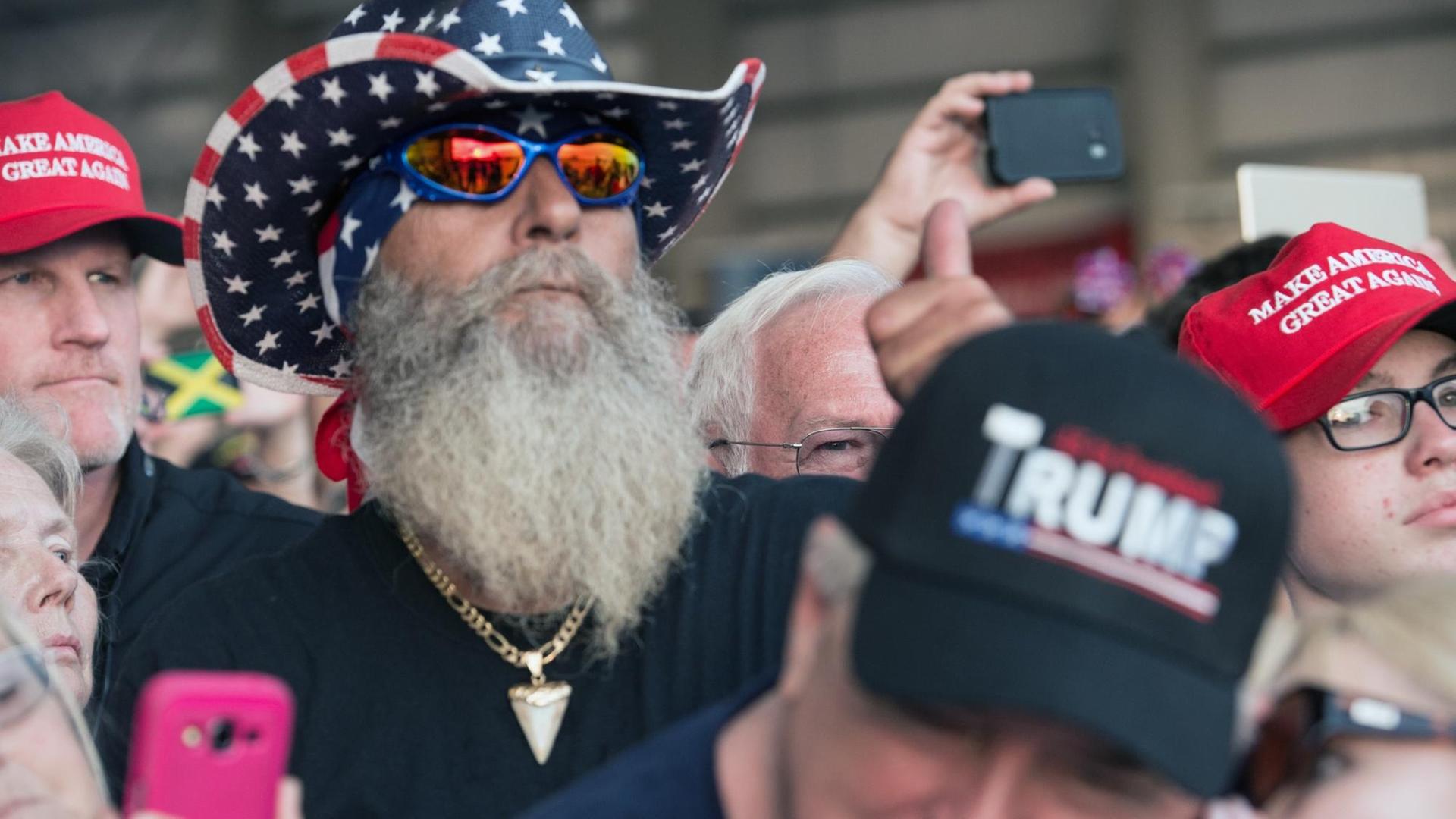 Trump-Anhänger mit Bart und Hut in Florida Trump-Anhänger mit Bart und Hut in Florida