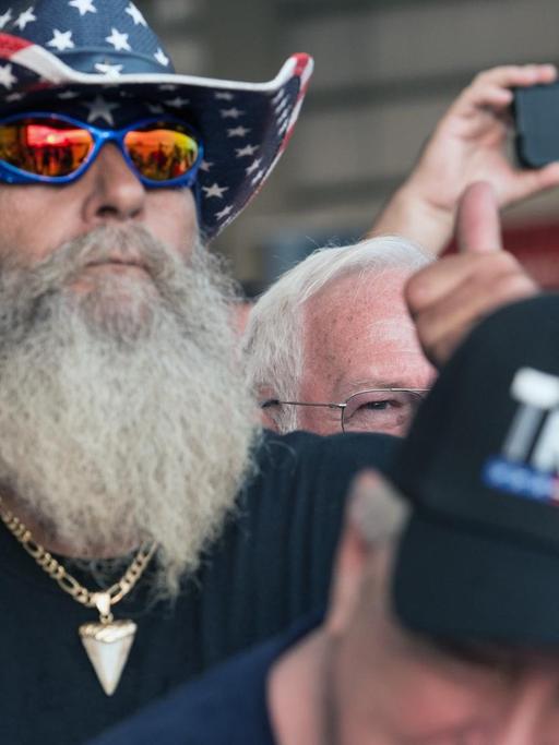 Trump-Anhänger mit Bart und Hut in Florida