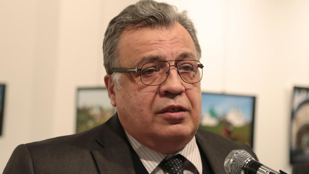 Der russische Botschafter in der Türkei, Andrej Karlow, wurde bei einer Ausstellungseröffnung niedergeschossen. Der russische Botschafter in der Türkei, Andrej Karlow, wurde bei einer Ausstellungseröffnung niedergeschossen.