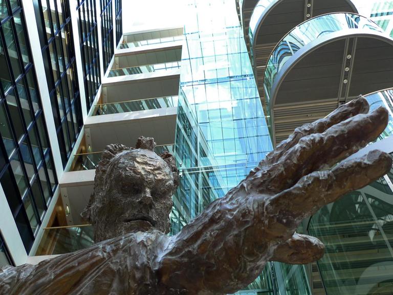 Die von Rainer Fetting geschaffene Bronzeskulptur von Willy Brandt in der Parteizentrale der SPD in der Wilhelmstraße in Berlin, aufgenommen im August 2008.