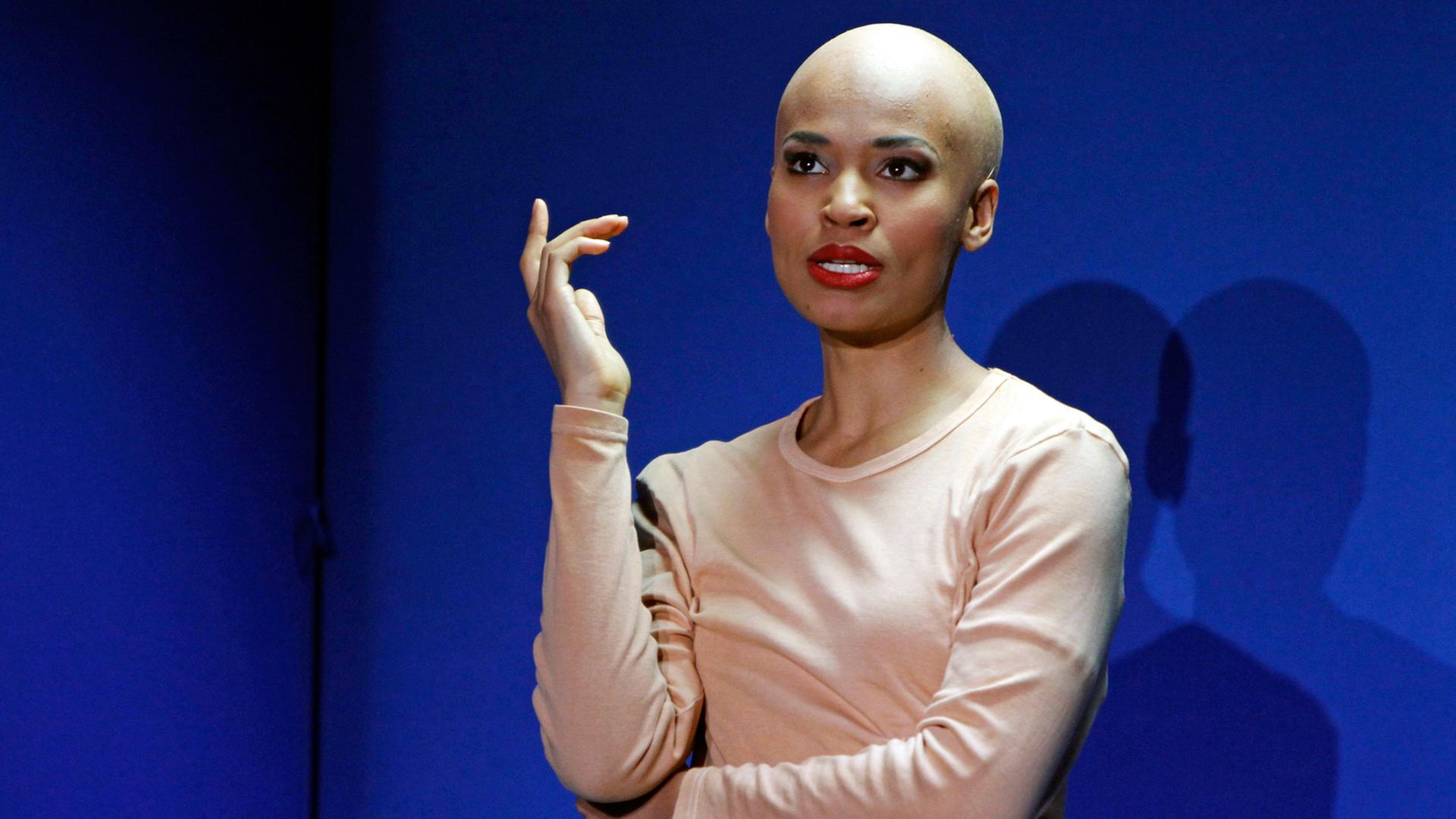 Schauspielerin Cynthia Micas im Maxim Gorki Theater Berlin im Stück "Schwarze Jungfrauen" von Feridun Zaimoglu und Günter Senkel unter der Regie von Neco Celik, aufgenommen bei der Premiere am 07.02.2014 Schauspielerin Cynthia Micas im Maxim Gorki Theater Berlin im Stück "Schwarze Jungfrauen" von Feridun Zaimoglu und Günter Senkel unter der Regie von Neco Celik, aufgenommen bei der Premiere am 07.02.2014