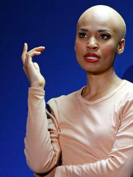 Schauspielerin Cynthia Micas im Maxim Gorki Theater Berlin im Stück "Schwarze Jungfrauen" von Feridun Zaimoglu und Günter Senkel unter der Regie von Neco Celik, aufgenommen bei der Premiere am 07.02.2014