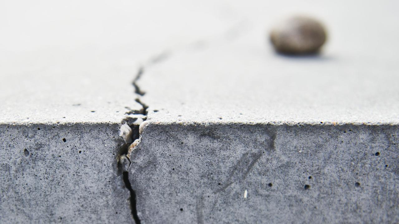 Ein Riss in einer Betonstele im Holocaust-Mahnmal in Berlin. Ein Riss in einer Betonstele im Holocaust-Mahnmal in Berlin.
