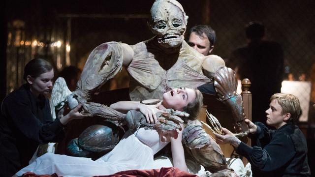 Die Oper "Frankenstein" auf der Bühne im Theater auf Kampnagel.