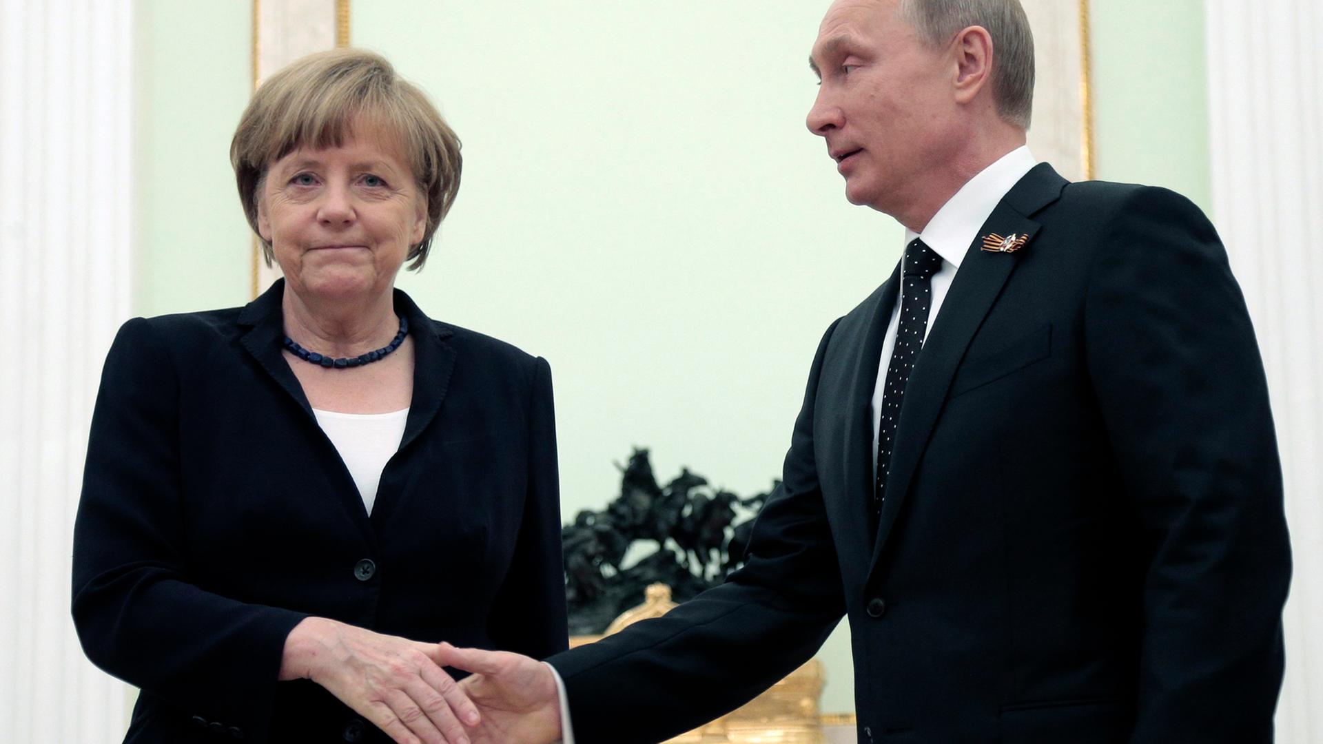 Angela Merkel und Wladimir Putin bei einem Treffen im Mai 2015 Angela Merkel und Wladimir Putin bei einem Treffen im Mai 2015