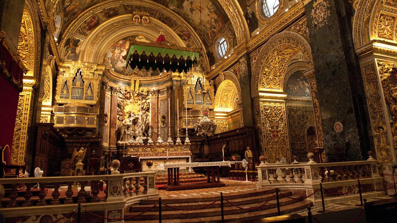 Altar und Baldachin in der St. John's Co-Cathedral in La Valletta, der Hauptstadt von Malta