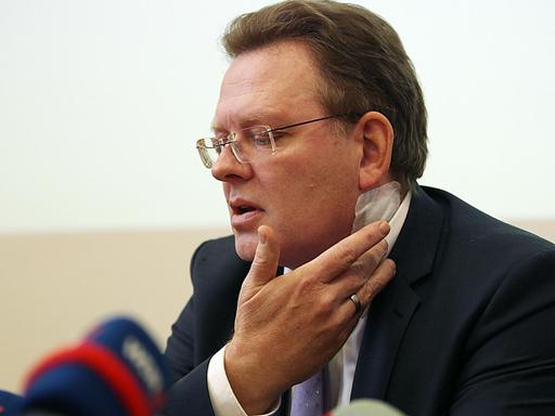 Der Bürgermeister von Altena, Andreas Hollstein (CDU), gibt am Tag nach dem Messerangriff eine Pressekonferenz.