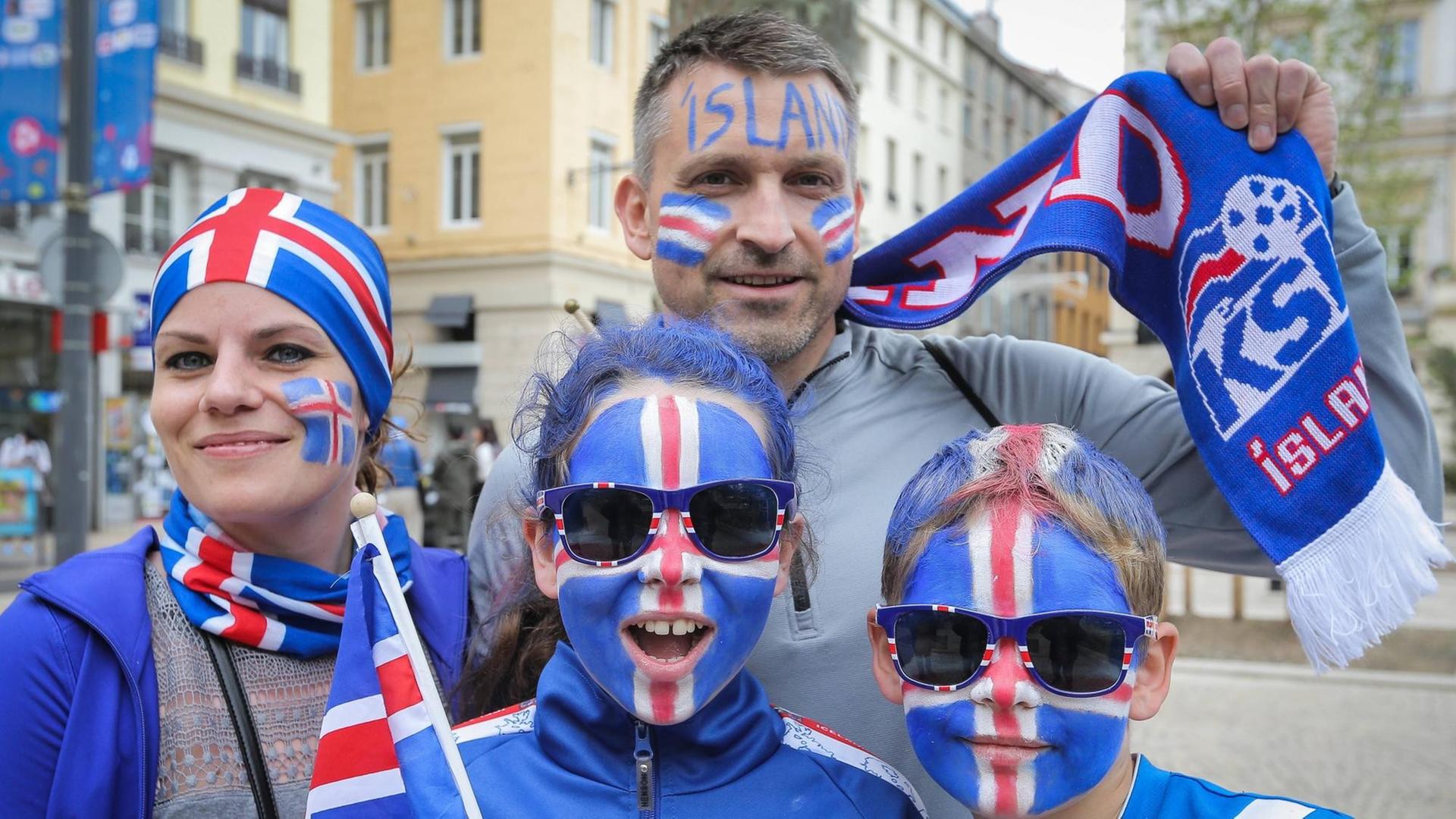 Fans der isländischen Fußball-Nationalmannschaft in St. Etienne, wo Island gegen Portugal beim ersten Gruppenspiel gegen Portugal spielte. Fans der isländischen Fußball-Nationalmannschaft in St. Etienne, wo Island gegen Portugal beim ersten Gruppenspiel gegen Portugal spielte.