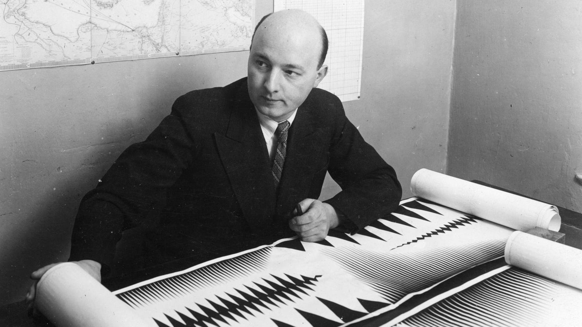 Der Filmemacher und Pionier des abstrakten Films, Oskar Fischinger, mit Vorlagen zu "Tönende Ornamente". Der Film erschien 1932. Der Filmemacher und Pionier des abstrakten Films, Oskar Fischinger, mit Vorlagen zu "Tönende Ornamente". Der Film erschien 1932.