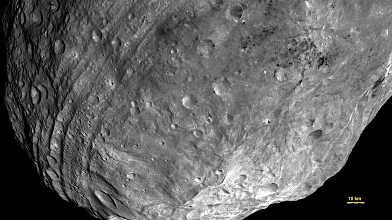 Die Südpolregion des Asteroiden Vesta, aufgenommen von der Raumsonde Dawn Die Südpolregion des Asteroiden Vesta, aufgenommen von der Raumsonde Dawn