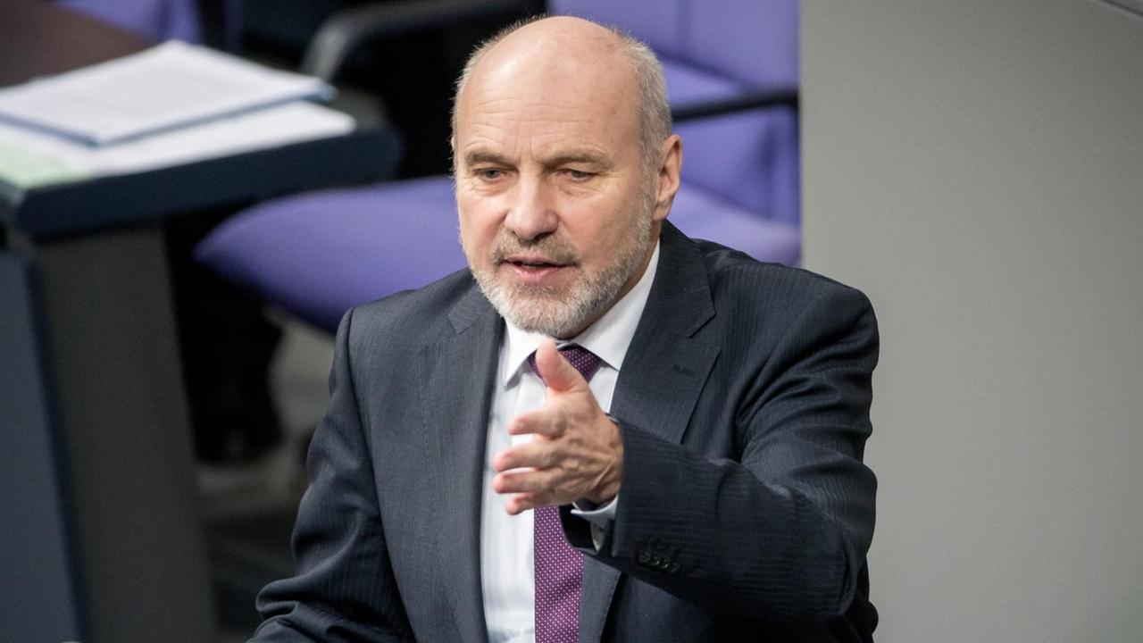 Der verteidigungspolitische Sprecher der SPD-Fraktion im Bundestag, Rainer Arnold am 4.12.2015. Der verteidigungspolitische Sprecher der SPD-Fraktion im Bundestag, Rainer Arnold am 4.12.2015.