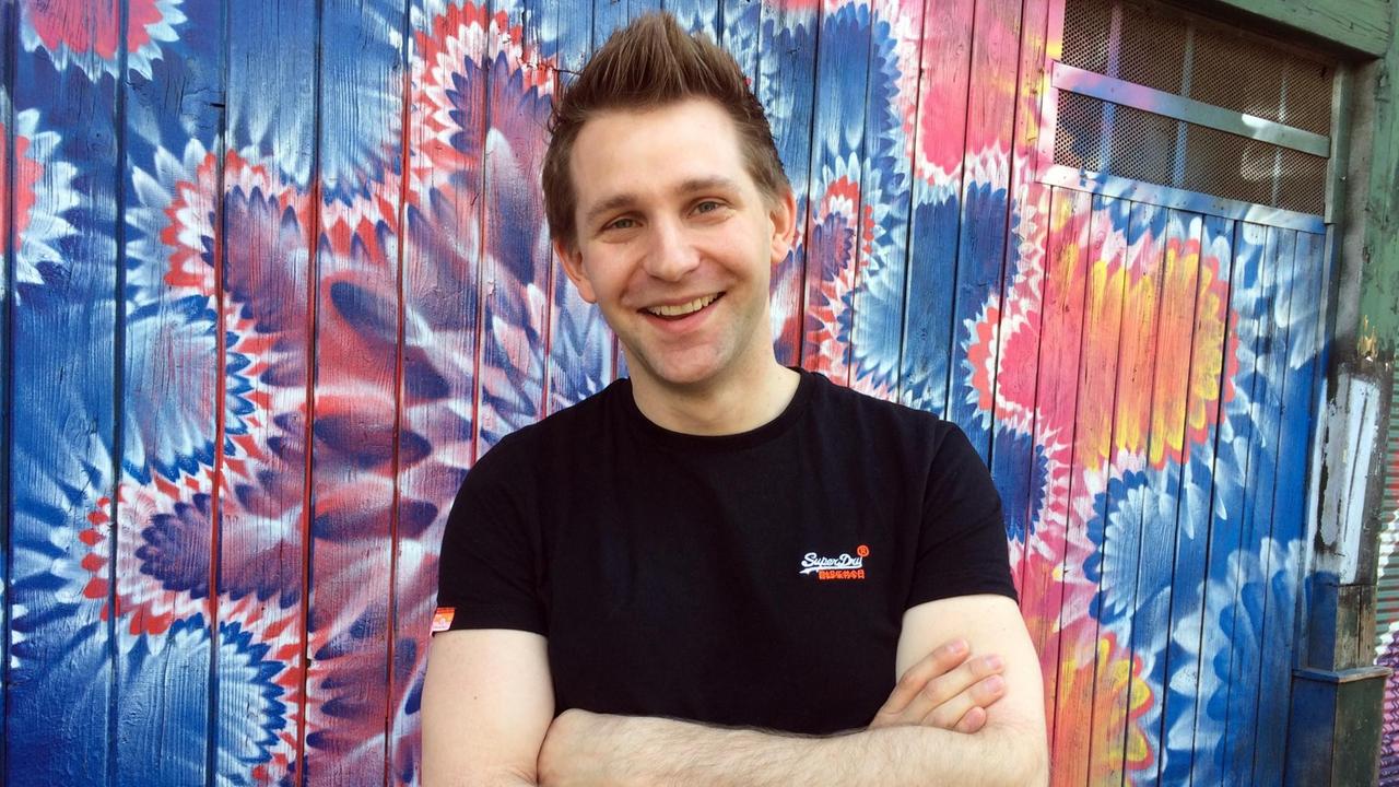 Der Österreichische Datenschützer Max Schrems steht in Wien vor einem Grafitti Der Österreichische Datenschützer Max Schrems steht in Wien vor einem Grafitti