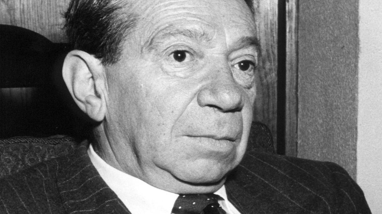 Der Schlager-, Revue- und Filmkomponist (u.a. "Ich bin von Kopf bis Fuß auf Liebe eingestellt") Friedrich Hollaender in einer zeitgenössischen Aufnahme. Der Schlager-, Revue- und Filmkomponist (u.a. "Ich bin von Kopf bis Fuß auf Liebe eingestellt") Friedrich Hollaender in einer zeitgenössischen Aufnahme.
