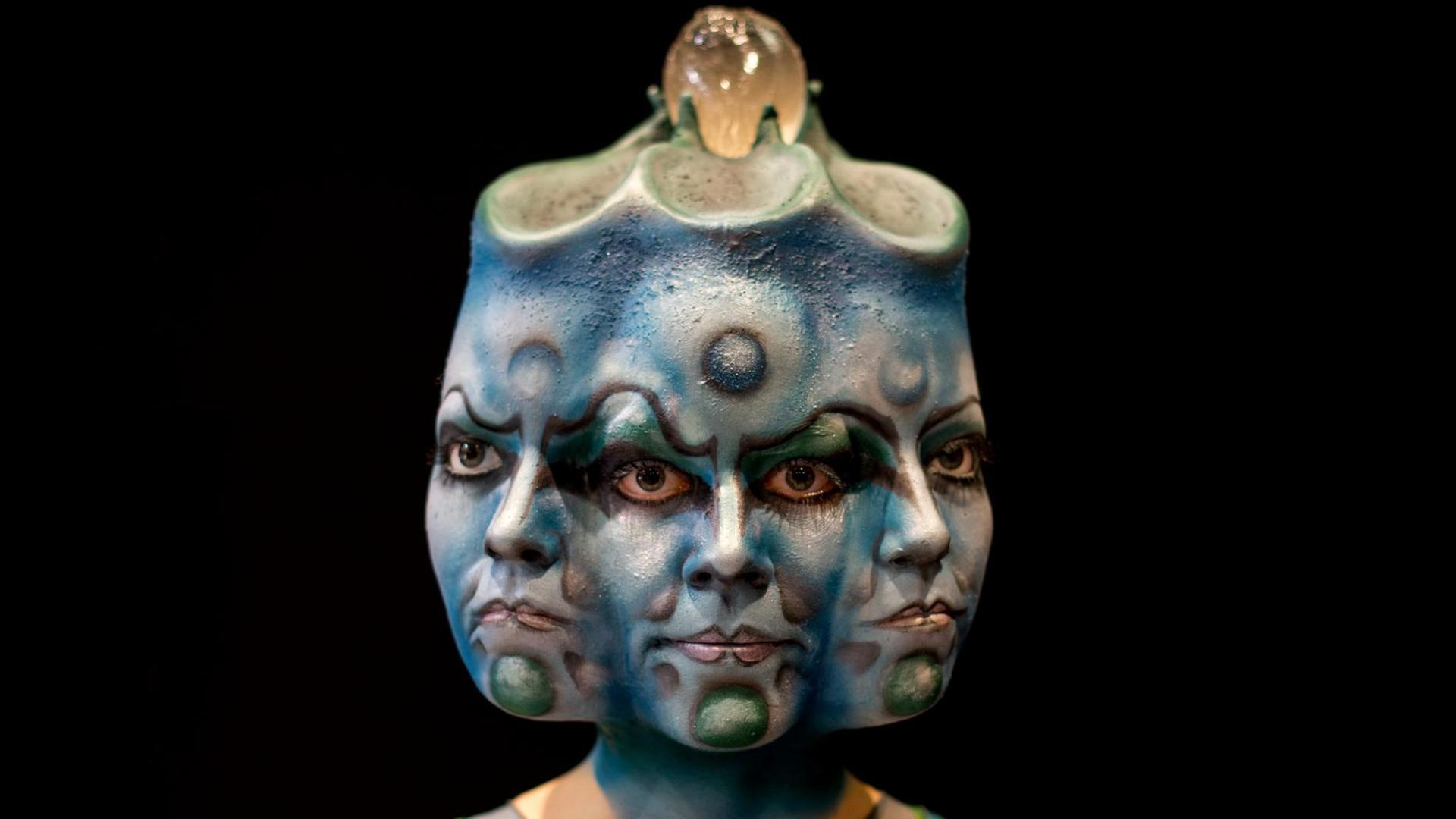 Ein Model präsentiert am 06.03.2016 die Maske von Caroline Gast bei der Deutschen Meisterschaft für Maskenbildner in Ausbildung in Düsseldorf (Nordrhein-Westfalen)