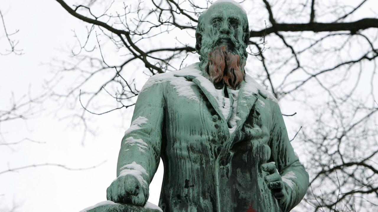 Ein Denkmal von "Turnvater" Friedrich Ludwig Jahn im Volkspark Hasenheide in Berlin-Neukölln. Ein Denkmal von "Turnvater" Friedrich Ludwig Jahn im Volkspark Hasenheide in Berlin-Neukölln.