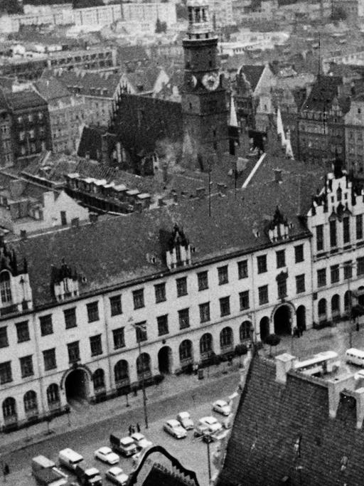 Blick von der Elisabethenkirche auf den mittelalterlichen Marktplatz in Wroclaw (ehemals Breslau) in Polen,