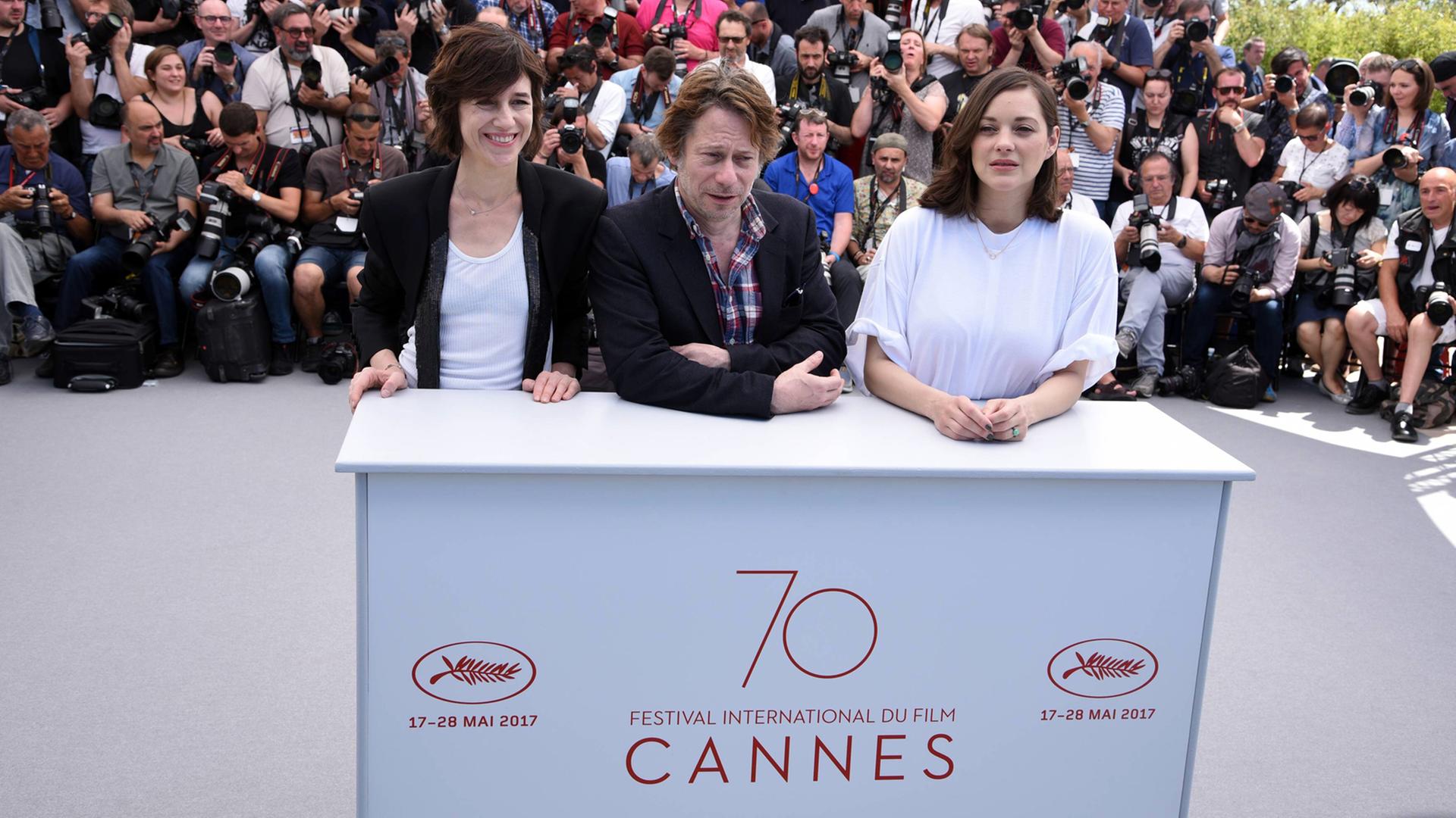 Charlotte Gainsbourg (l.), Mathieu Amalric und Marion Cotillard beim Photocall für den Film "Les Fantômes d’Ismaël" auf den 70. Internationalen Filmfestspielen in Cannes