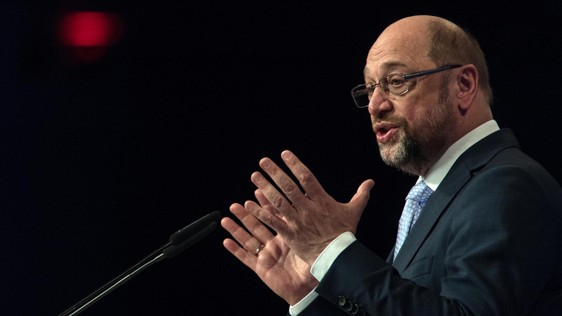 Der SPD-Parteivorsitzende Martin Schulz spricht am 02.04.2017 in Essen (Nordrhein-Westfalen) bei einer Wahlkampfveranstaltung der Sozialdemokraten. Der SPD-Parteivorsitzende Martin Schulz spricht am 02.04.2017 in Essen (Nordrhein-Westfalen) bei einer Wahlkampfveranstaltung der Sozialdemokraten.