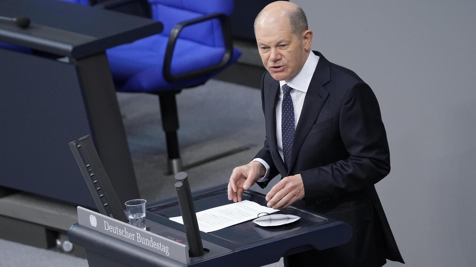 Aktuell, 23.04.2021, Berlin, Olaf Scholz der Bundesminister der Finanzen im Portrait bei seiner Rede zum Thema Beschluss Art. 115 II GG, Nachtragshaushalt bei der 225. Sitzung des Deutschen Bundestag in Berlin Aktuell, 23.04.2021, Berlin, Olaf Scholz der Bundesminister der Finanzen im Portrait bei seiner Rede zum Thema Beschluss Art. 115 II GG, Nachtragshaushalt bei der 225. Sitzung des Deutschen Bundestag in Berlin