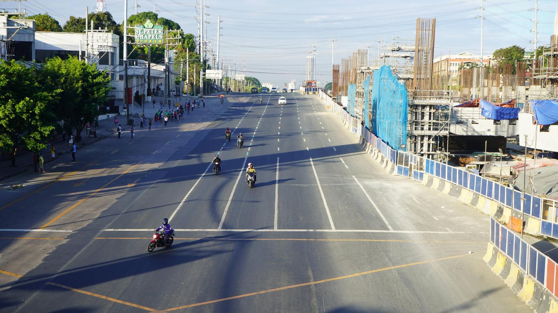 Eine sonst von Stau geplagte Straße in der Millionenmetropole Manila ist fast leer. Eine sonst von Stau geplagte Straße in der Millionenmetropole Manila ist fast leer.