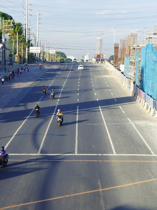 Eine sonst von Stau geplagte Straße in der Millionenmetropole Manila ist fast leer.