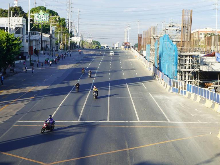 Eine sonst von Stau geplagte Straße in der Millionenmetropole Manila ist fast leer.