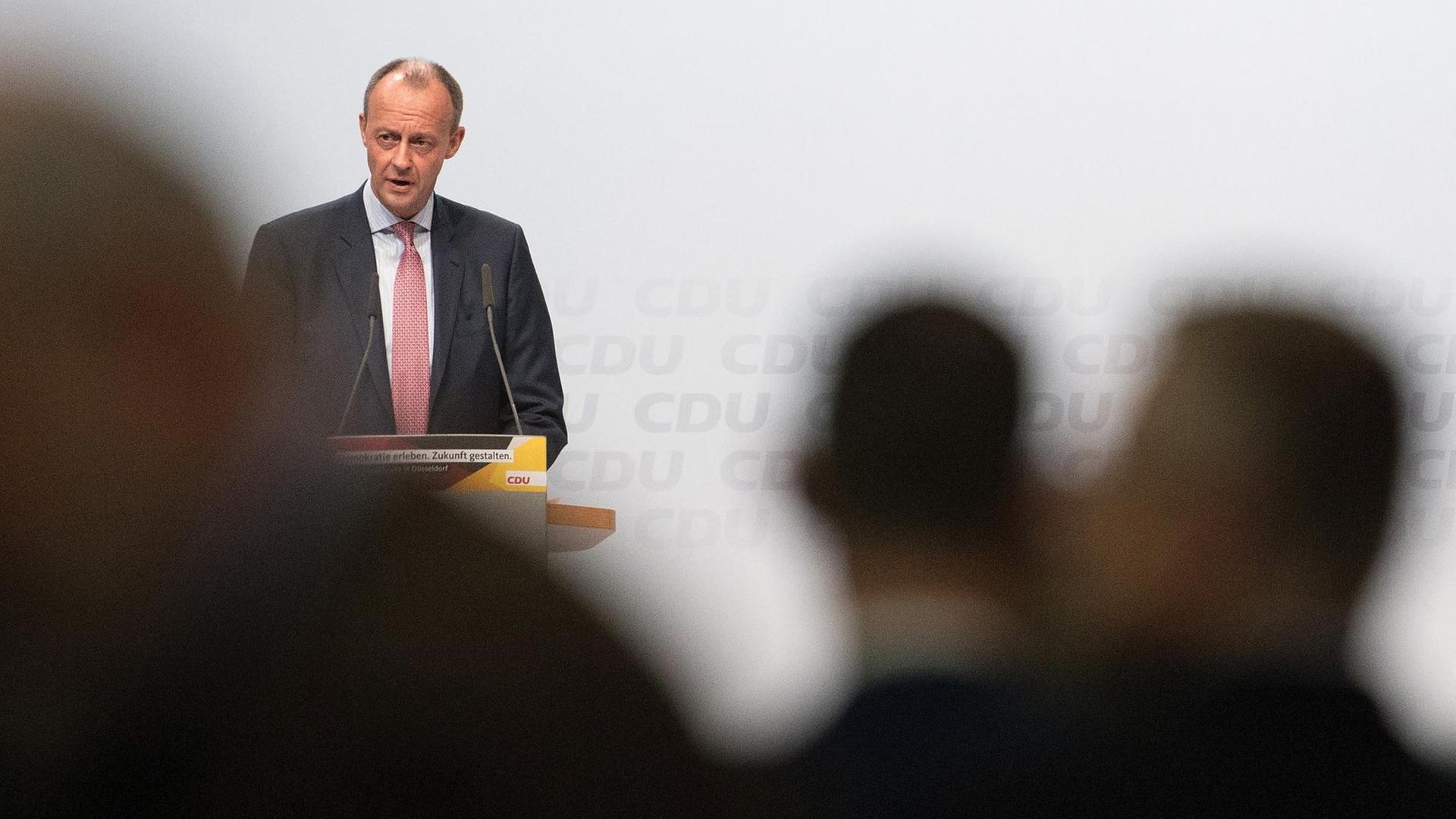 28.11.2018, Nordrhein-Westfalen, Düsseldorf: Friedrich Merz, ehemaliger Fraktionsvorsitzender der CDU/CSU, stellt sich als erster der drei Kandidaten bei der Regionalkonferenz den CDU-Mitgliedern der NRW-Basis vor.