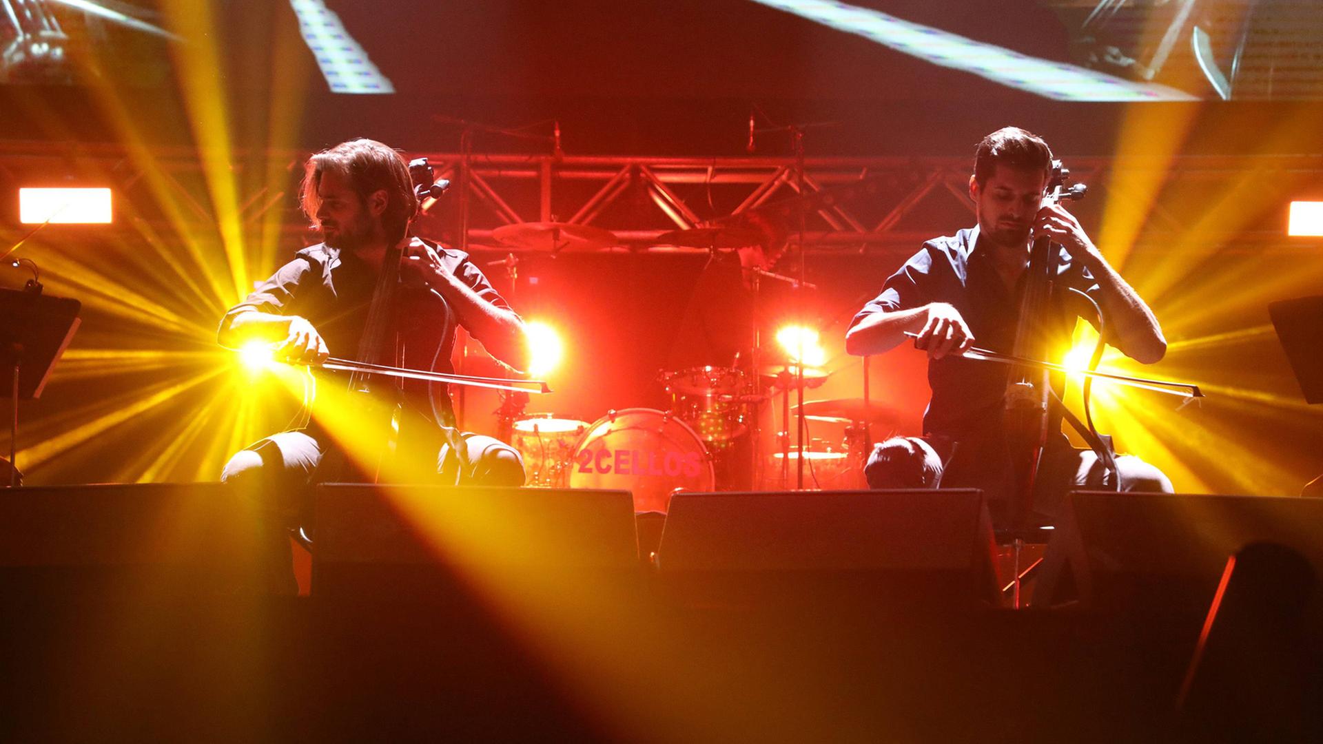 Die beiden Musiker Luka Sulic (re) und Stjepan Hauser (li.) auf ihrem Konzert in Sarajevo