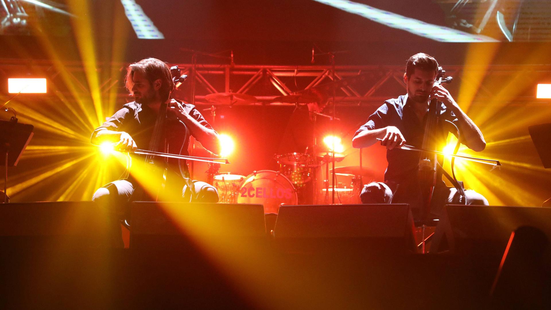 Die beiden Musiker Luka Sulic (re) und Stjepan Hauser (li.) auf ihrem Konzert in Sarajevo Die beiden Musiker Luka Sulic (re) und Stjepan Hauser (li.) auf ihrem Konzert in Sarajevo