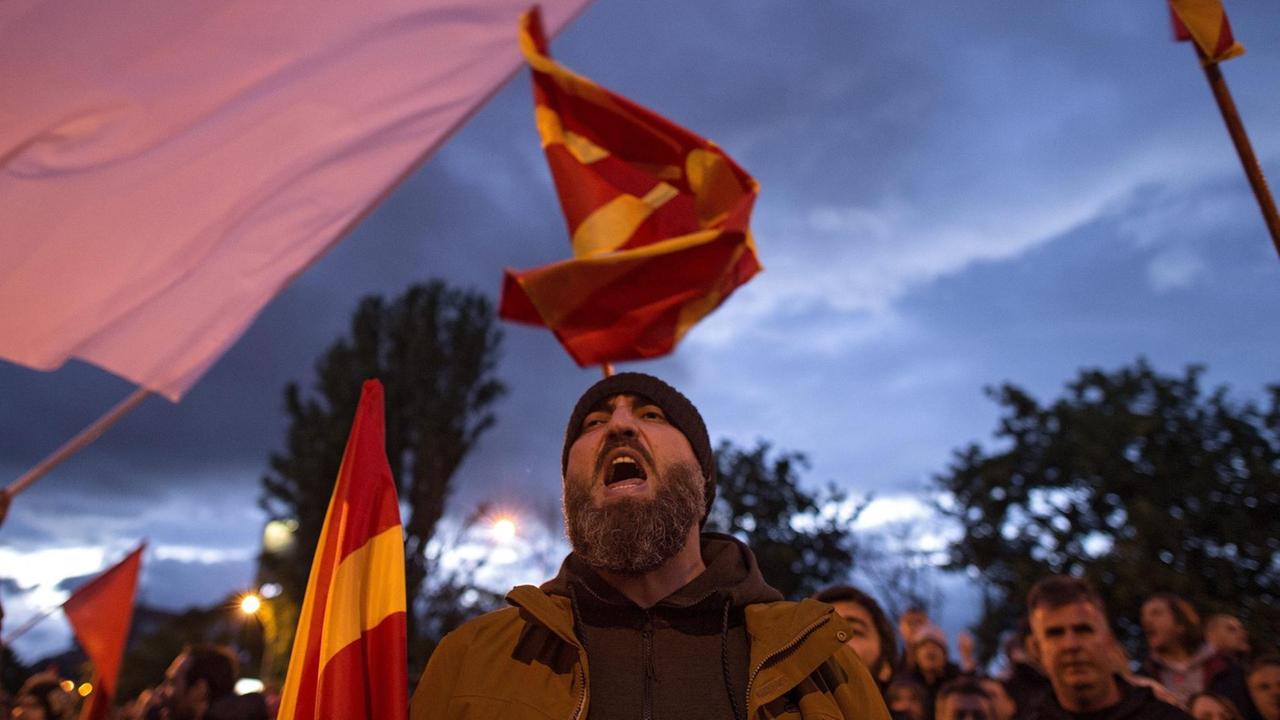 Demonstranten in Mazedonien rufen Slogans und schwenken bunte Fahnen