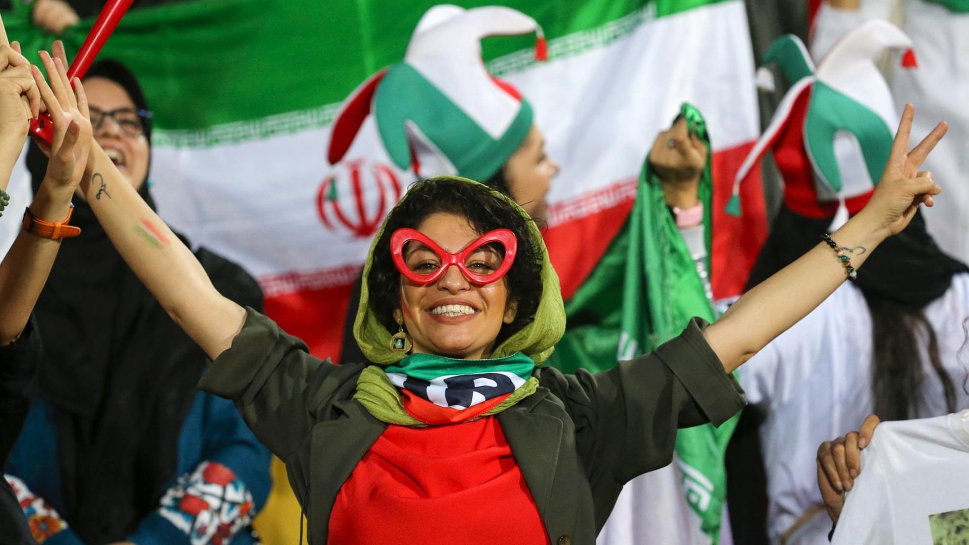 Eine iranische Anhängerin in Jubelpose während des WM-Qualifikationsspiels zwischen Iran und Kambodscha im Azadi-Stadion von Teheran am 10. Oktober 2019 Eine iranische Anhängerin in Jubelpose während des WM-Qualifikationsspiels zwischen Iran und Kambodscha im Azadi-Stadion von Teheran am 10. Oktober 2019