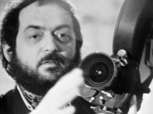 Der Regisseur Stanley Kubrick mit einer Filmkamera auf einem undatierten Foto.