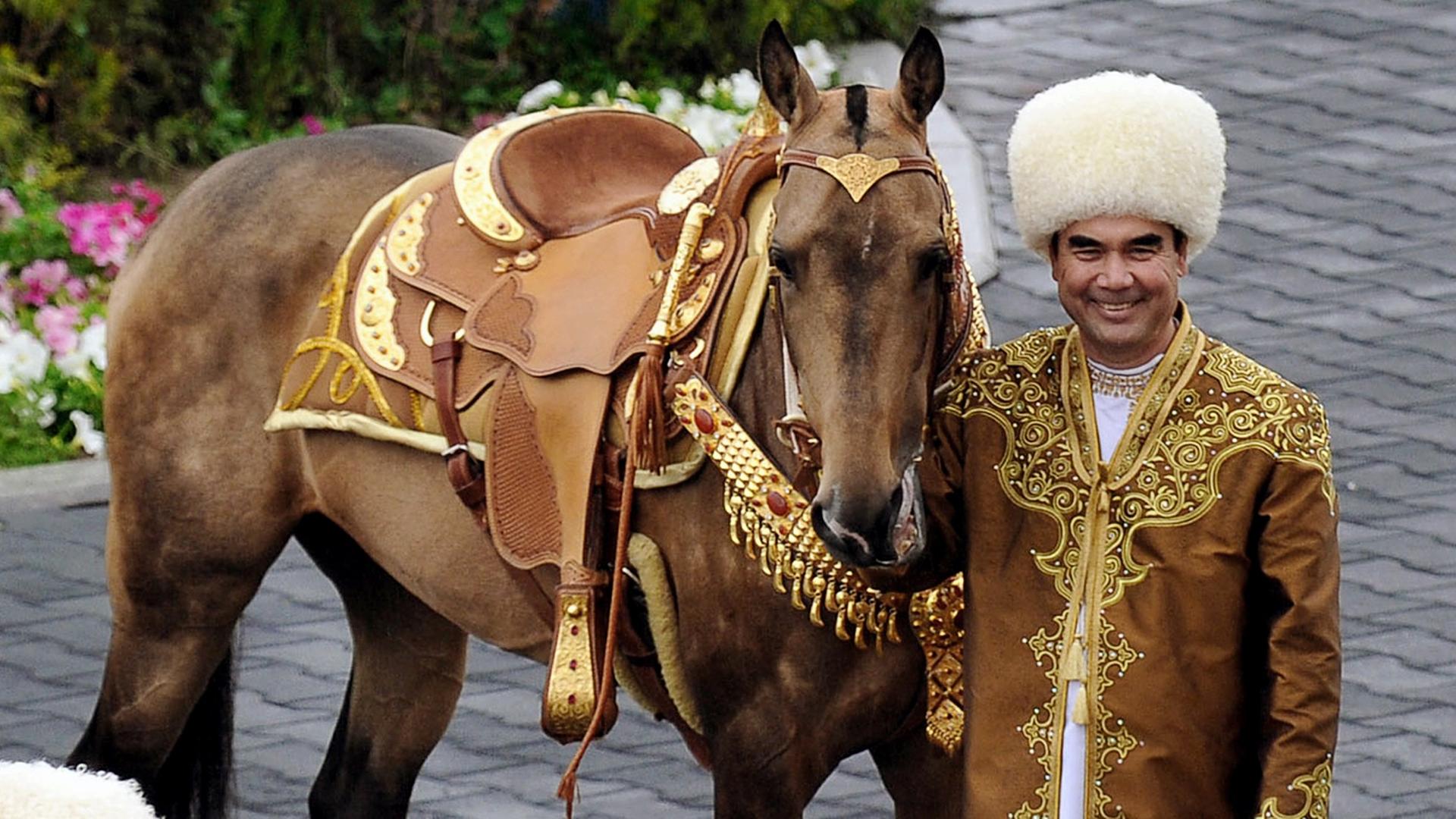Der turkmenische Präsident Gurbanguly Berdimuhamedov posiert mit der dreijährigen Akhal-Teke-Stute Berghkan, Siegerin des jährlich stattfindenden Internationalen Pferde-Schönheitswettbewerbs in Ashgabat. ((Turkmen President Gurbanguly Berdimuhamedov poses with an ancient Akhal-Teke breed three years old studhorse, Begkhan, that won an Inernational Annual Horse Beauty contest in Ashgabat on April 23, 2016. (Photo by IGOR SASIN / AFP)) Der turkmenische Präsident Gurbanguly Berdimuhamedov posiert mit der dreijährigen Akhal-Teke-Stute Berghkan, Siegerin des jährlich stattfindenden Internationalen Pferde-Schönheitswettbewerbs in Ashgabat. ((Turkmen President Gurbanguly Berdimuhamedov poses with an ancient Akhal-Teke breed three years old studhorse, Begkhan, that won an Inernational Annual Horse Beauty contest in Ashgabat on April 23, 2016. (Photo by IGOR SASIN / AFP))