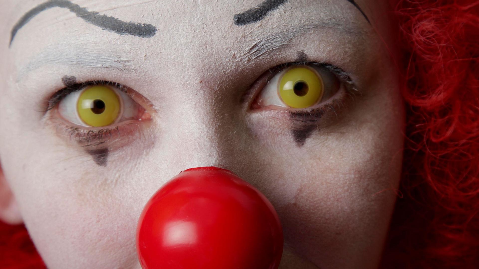 Ein im Stil des Clowns Pennywise, der in Stephen Kings Roman «Es» Kinder auf schreckliche Weise verstümmelt, verkleideter Teilnehmer nimmt am 12.07.2012 in San Diego an der Comic-Con teil. Ein im Stil des Clowns Pennywise, der in Stephen Kings Roman «Es» Kinder auf schreckliche Weise verstümmelt, verkleideter Teilnehmer nimmt am 12.07.2012 in San Diego an der Comic-Con teil.