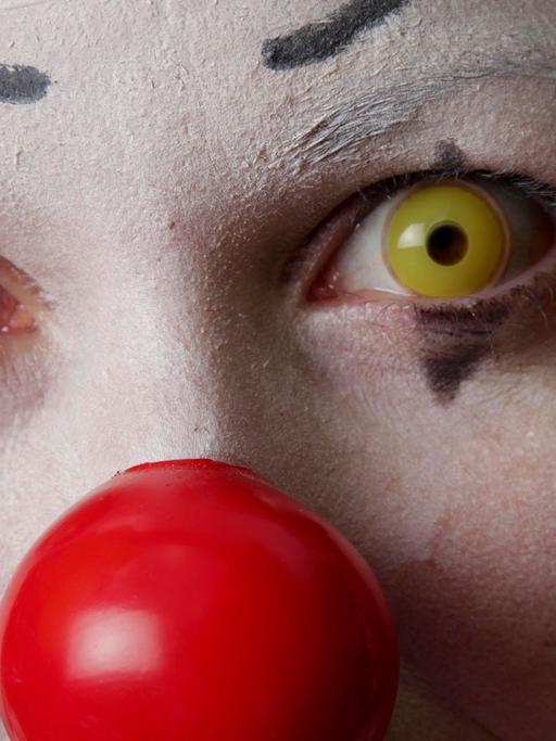Ein im Stil des Clowns Pennywise, der in Stephen Kings Roman «Es» Kinder auf schreckliche Weise verstümmelt, verkleideter Teilnehmer nimmt am 12.07.2012 in San Diego an der Comic-Con teil.