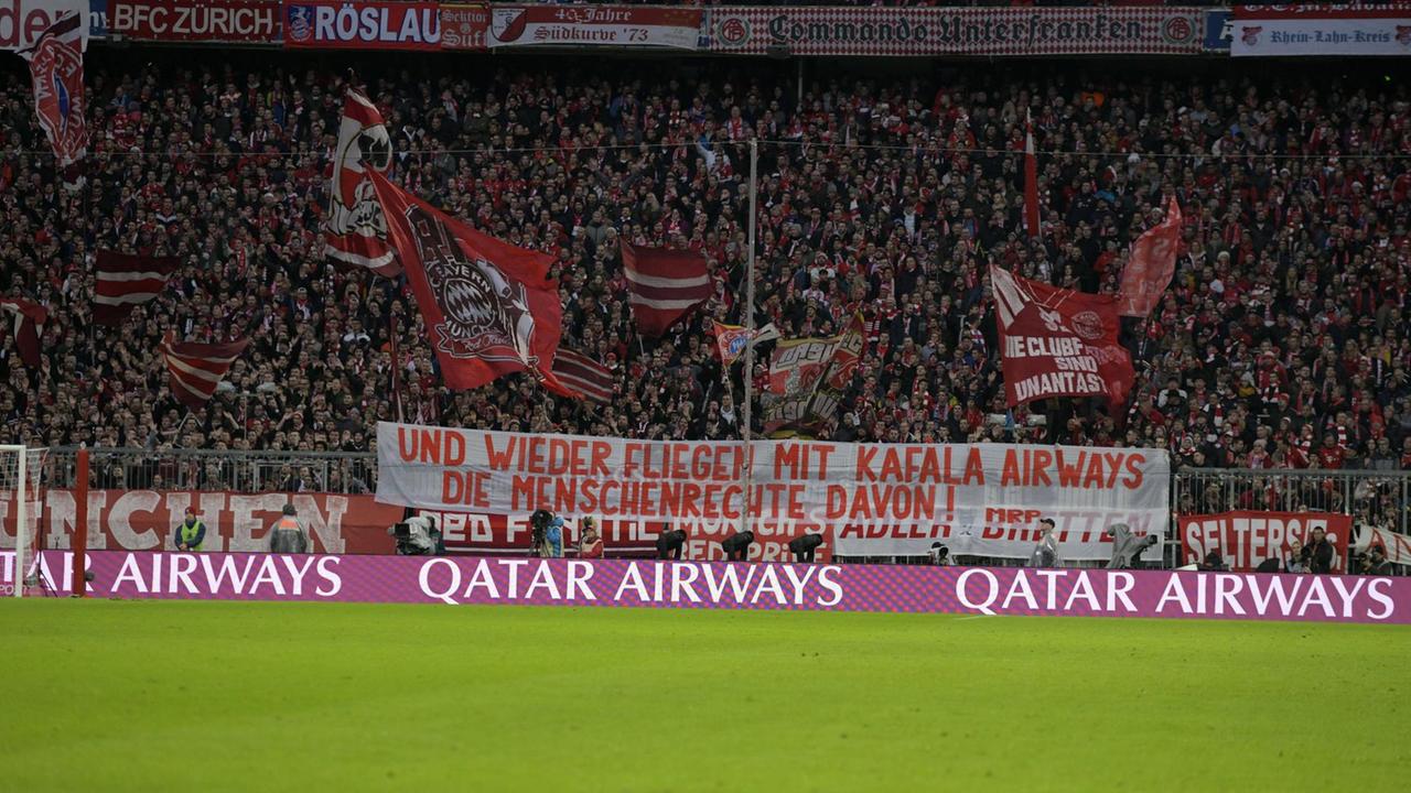 Und wieder fliegen mit KAFALA Airways die Menschenrechte davon! Ein Spruchband der Bayernfans gegen Qatar Und wieder fliegen mit KAFALA Airways die Menschenrechte davon! Ein Spruchband der Bayernfans gegen Qatar