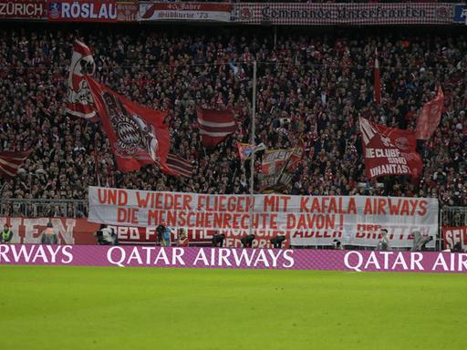 Und wieder fliegen mit KAFALA Airways die Menschenrechte davon! Ein Spruchband der Bayernfans gegen Qatar
